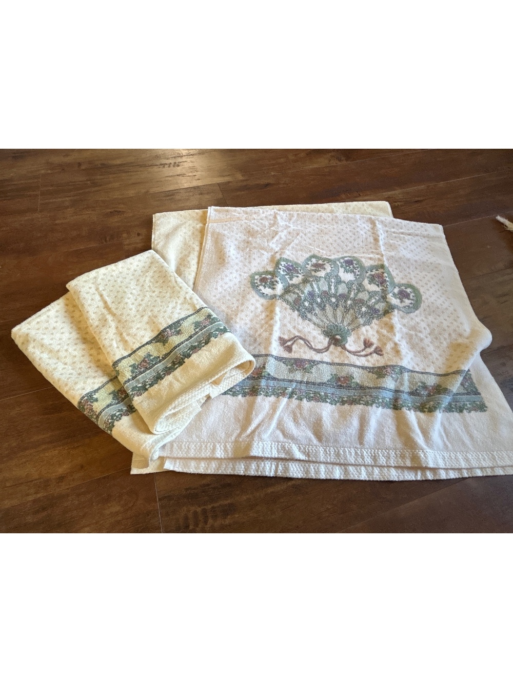 Vintage Floral Patterned Set of 2 Bath Towels and 2 Hand Towels with Fan Motif